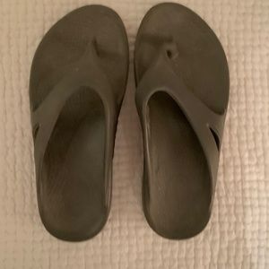 Oofos, thong sandals, black,  European size 40, US size 9